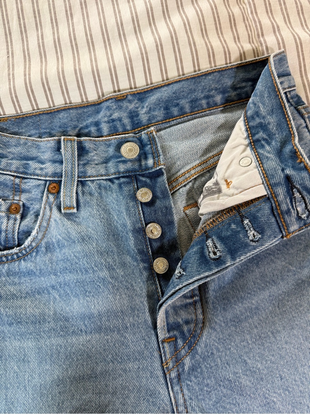 Levi's 501 Distressed Straight Leg Jeans Light Wash Button Fly Women’s 24x26 - Picture 13 of 16